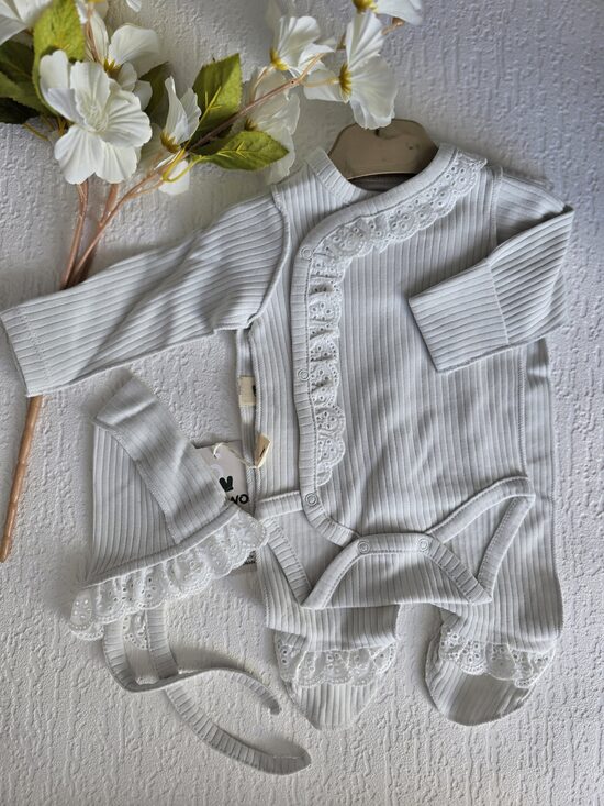 Gaiši pelēks ar mežģīni